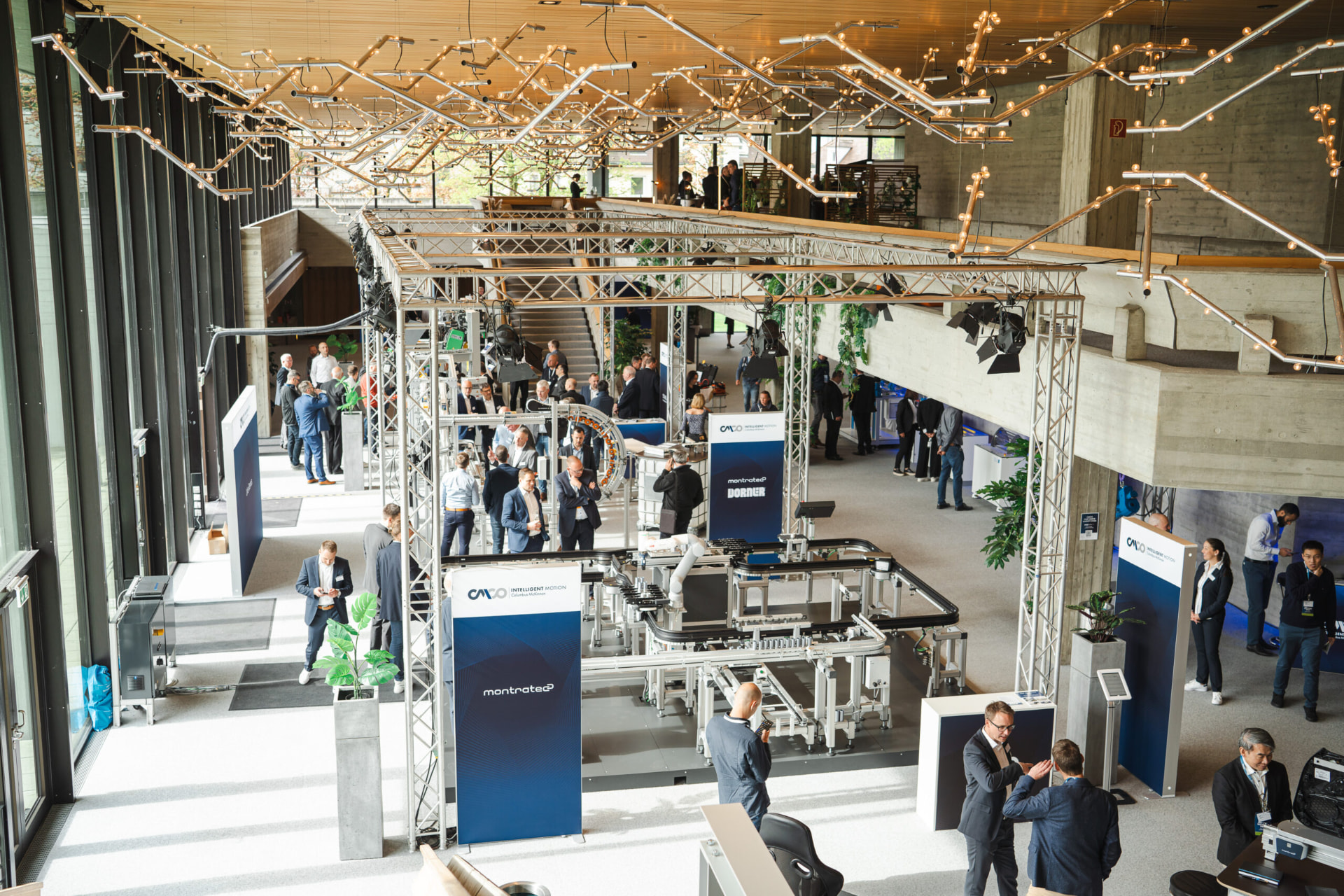 Messestand mit Traversen im Foyer eines Veranstaltungsgebäudes